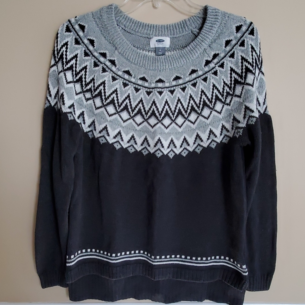Black and gray crewneck sweater.